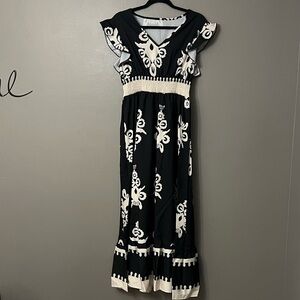 Chic Black and White Maxi Dress with Ruffle Sleeves